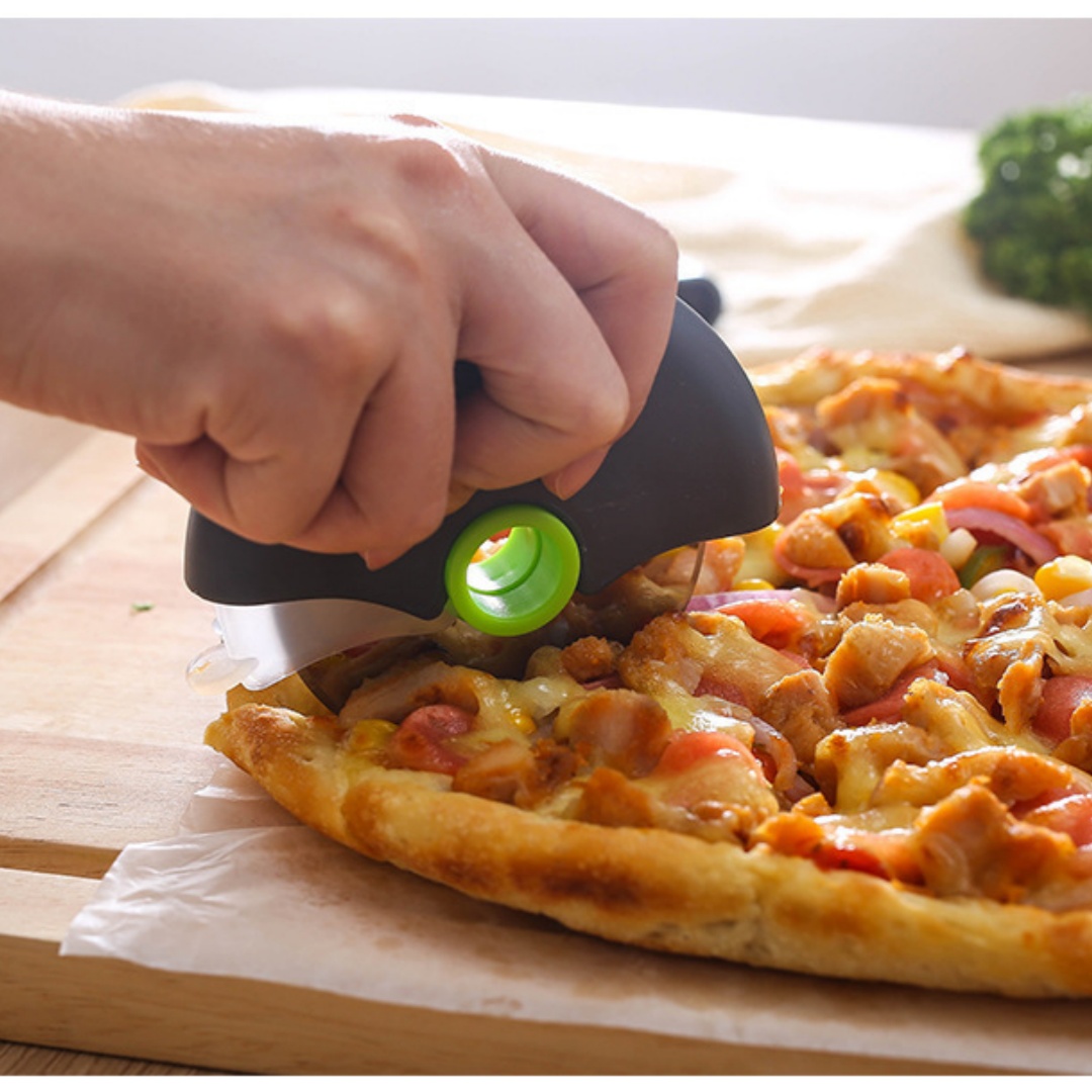 Kitchen Roller Baking - ステンレス製丸型ホイールピザカッター（蓋付き）、生地スライサー、ペストリーキッチンベーキングアクセサリーツール